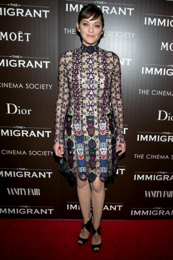 Марион Котийяр в платье от Mary Katrantzou