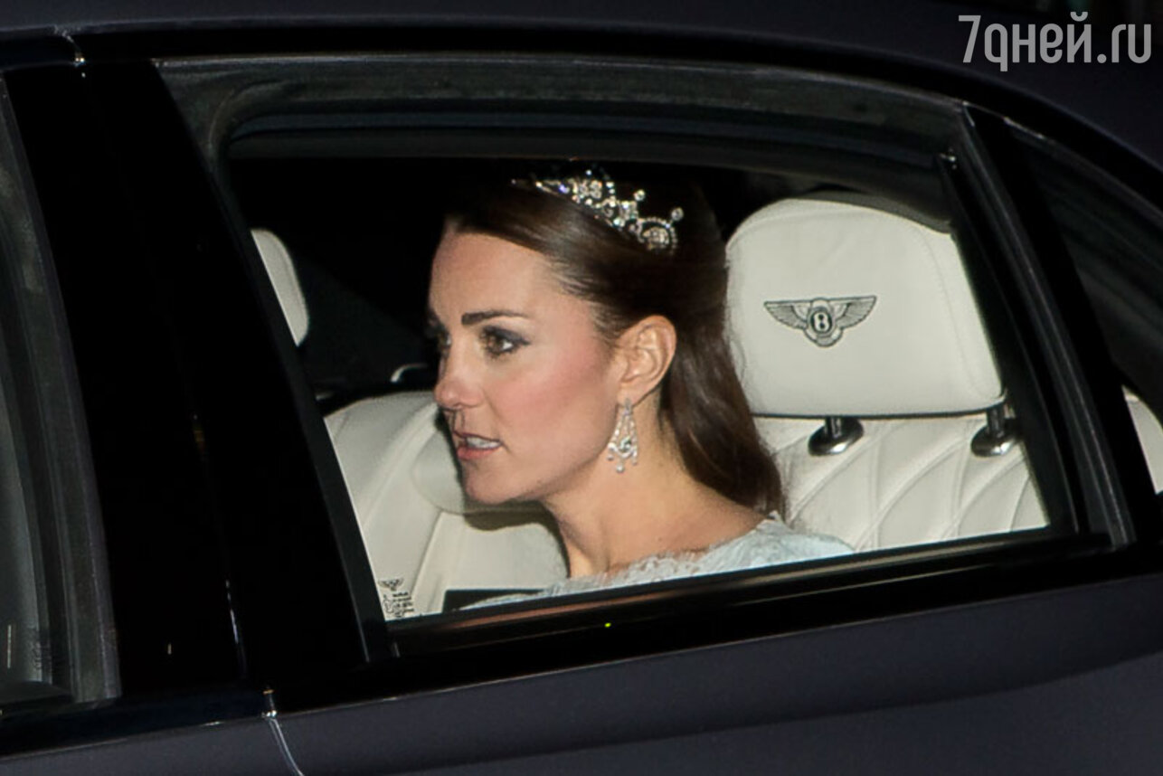 Кейт Миддлтон (Kate Middleton) направляется в Букингемский дворец на ежегодный дипломатический прием Елизаветы Второй (Elizabeth II)