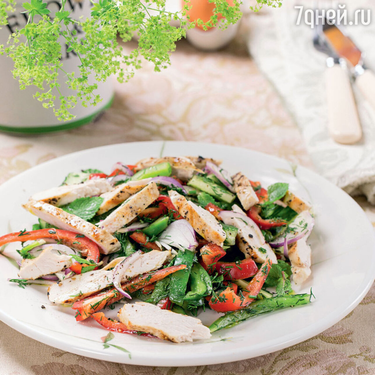 Салат из сладкого перца с огурцом и куриной грудкой