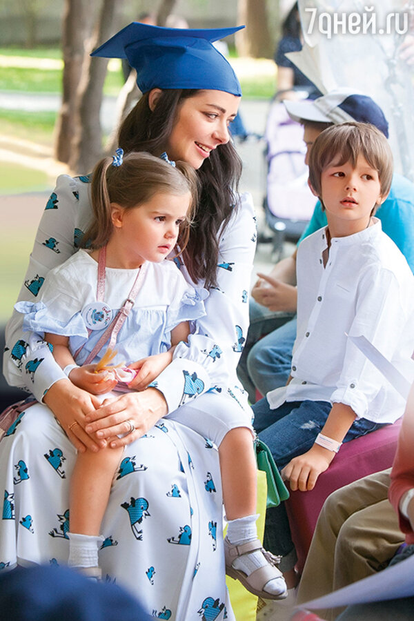 Марина Александрова с&nbsp;детьми Катей и&nbsp;Андреем