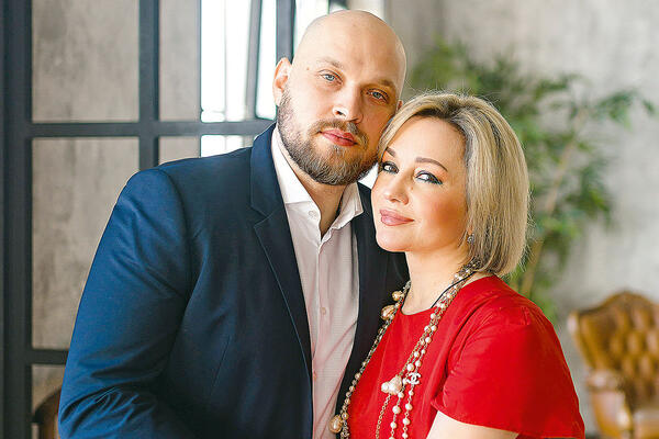 В пышном платье и без фаты: Буланова вышла замуж за молодого избранника