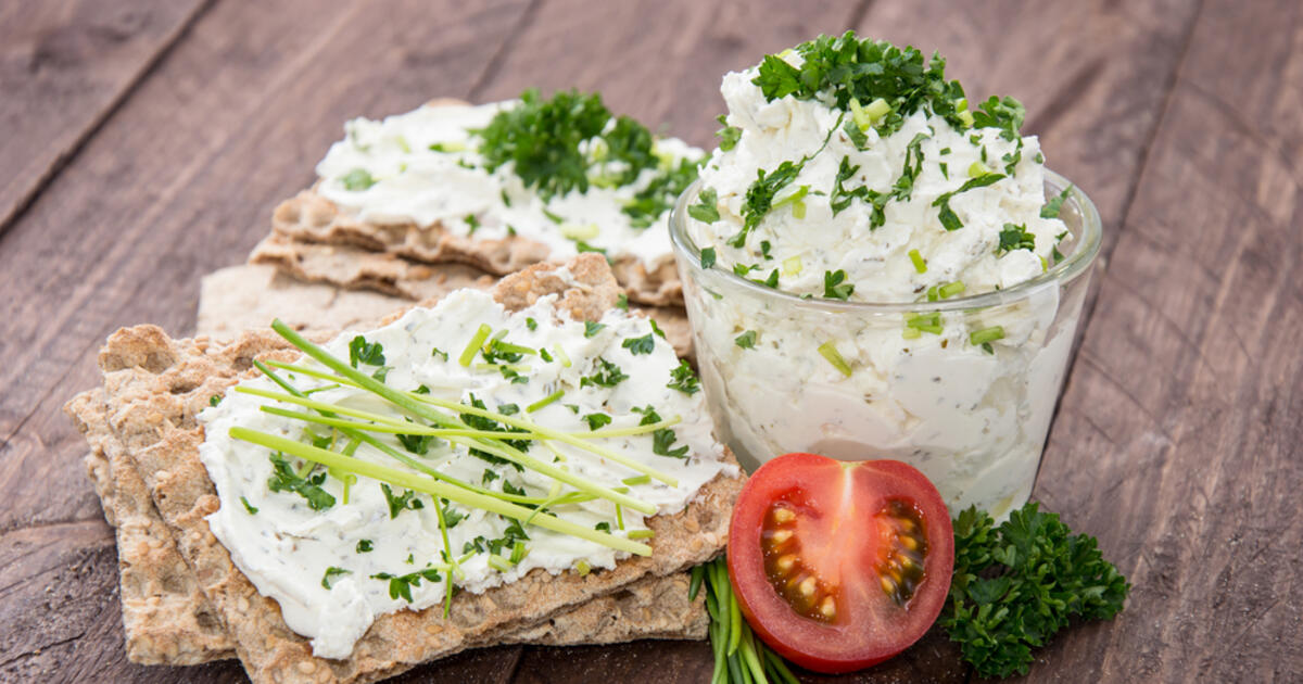 Лаваш с творогом зеленью солеными огурцами и чесноком