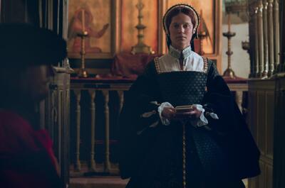 «Игра королевы»: искусная костюмная драма с Джудом Лоу и Алисией Викандер